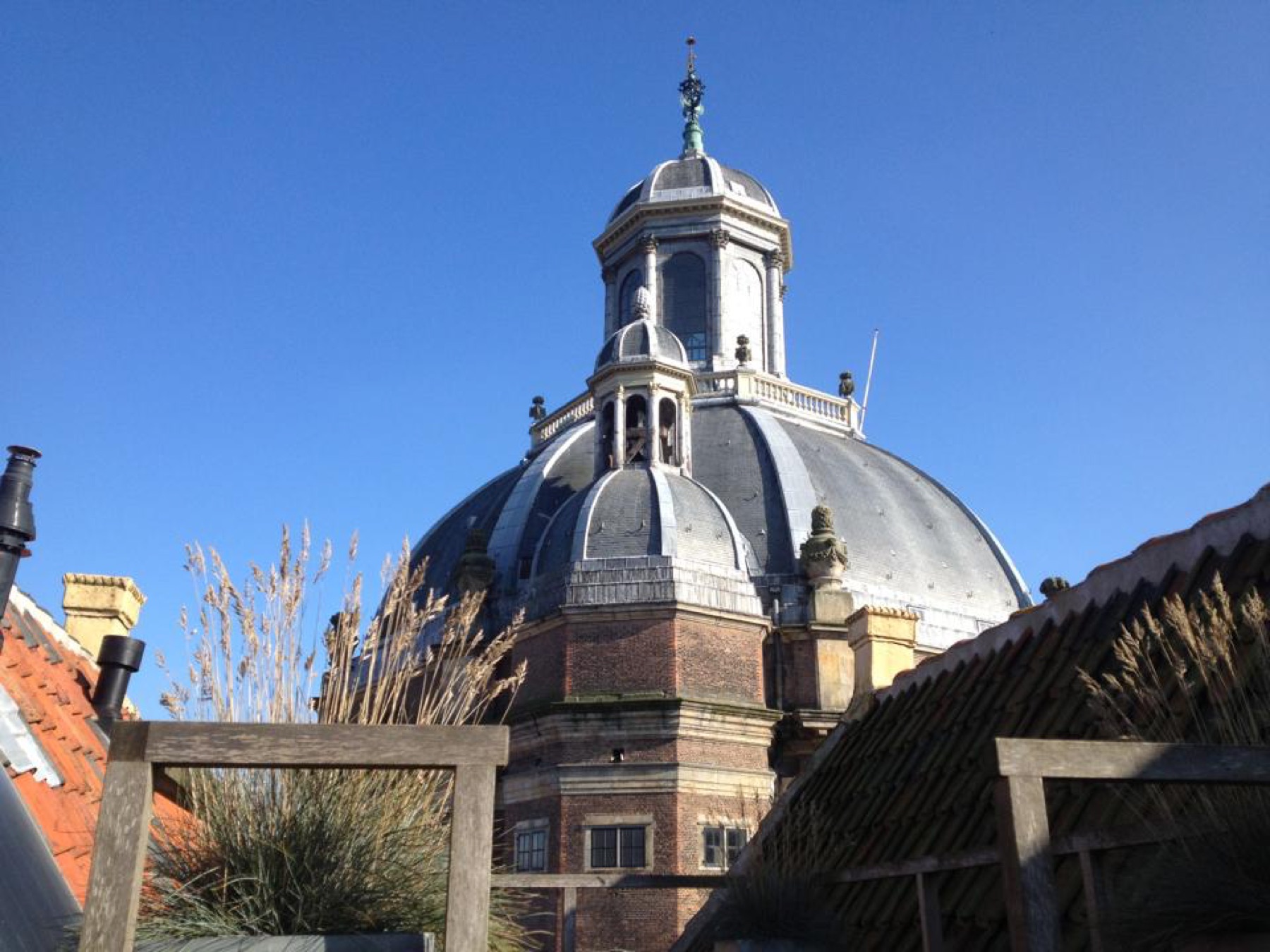 Zicht op de koepel van de Oostkerk vanaf de daken rond De Glazenkast