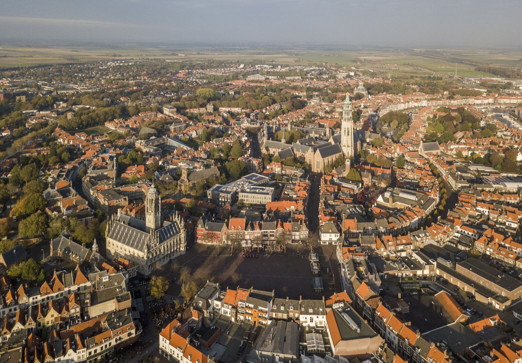 De historische binnenstad van Middelburg vanuit de lucht, met het stadhuis en de Oostkerk